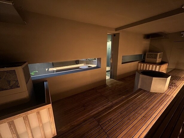 サウナ室内には2つのストーブがある