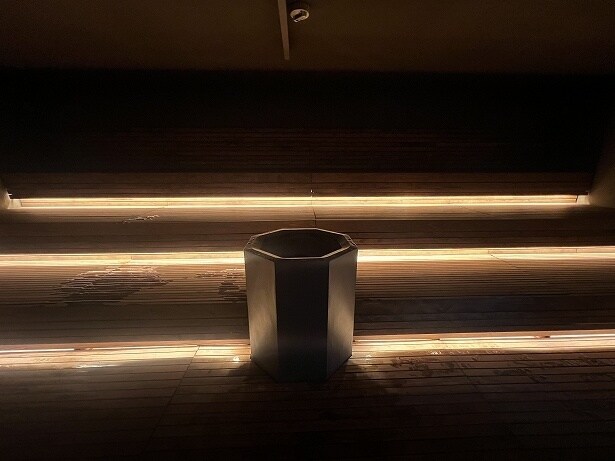 サウナ室の中央に座ると2種の熱が混ざった感覚を味わえる