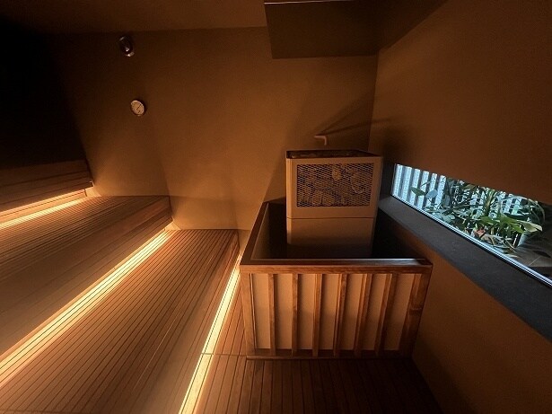サウナ室に入って右側は飽和水蒸気ゾーン