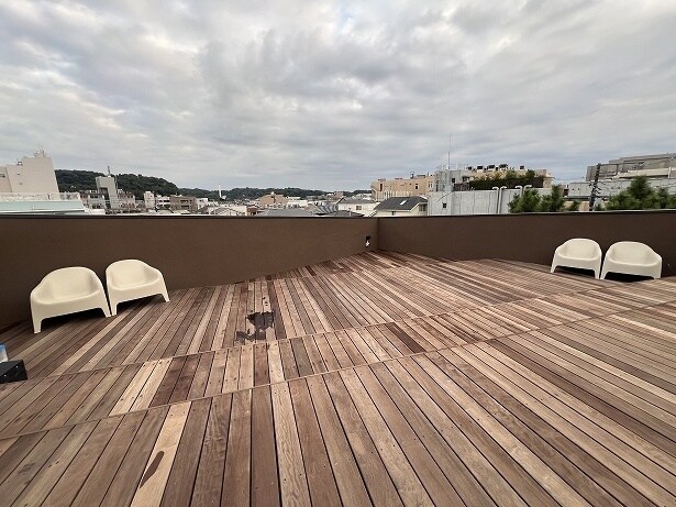 鎌倉の街並みを望む屋上スペース