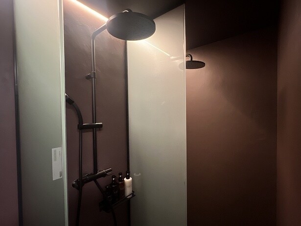 更衣室内にあるシャワーブース