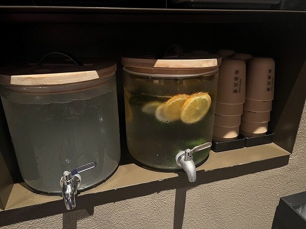 ポカリスエットとデトックスウォーターの飲み放題メニューもある