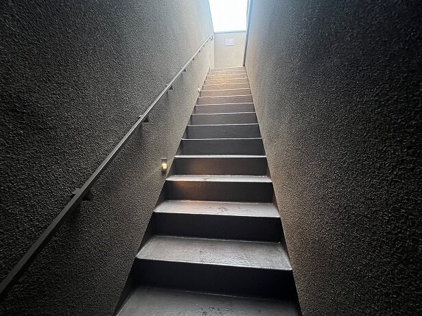この階段の先に屋上休憩スペースがある