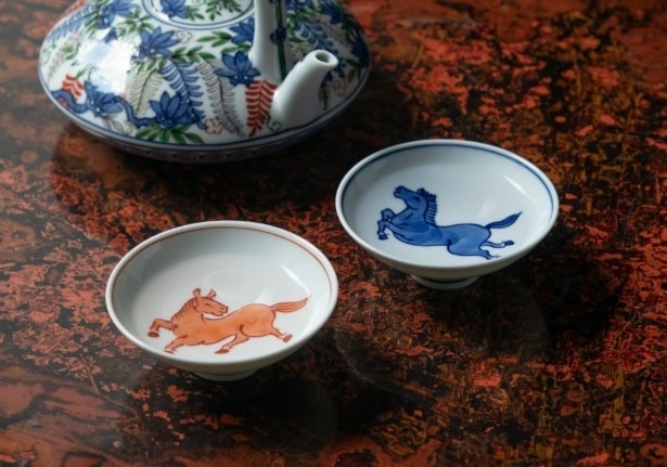 紅と藍の馬が一対で描かれており、新春の席にも華やぎを添える「紺朱十二支(午) 盃(2個組)」(1万1000円)