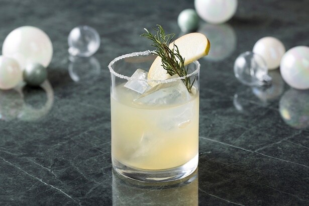 イルミネーションカクテル「Lumina(ルミナ)」(店内2000円/スタンディングバー1740円)は、43階のスカイラウンジ＆ダイニング「アーティスト カフェ」にて提供。グラスの淵をシュガースノースタイルで仕上げ、冬のきらめきを表現