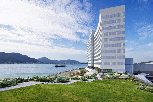 屋上の緑化で快適な温度を維持する「なみなみテラス」