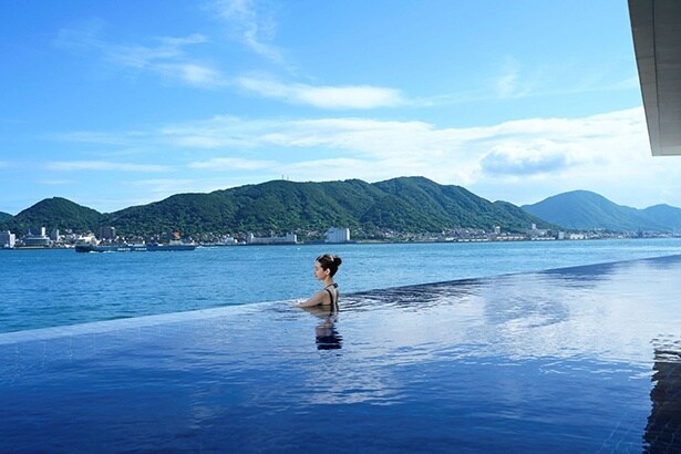 目の前の関門海峡の海水を利用した「インフィニティプール」
