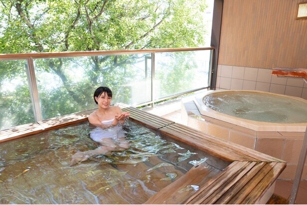 【写真】1階「大浴場」に併設された露天風呂(女湯)で。「露天風呂は温泉なので、ここも入浴してほしいです」(かほなん)