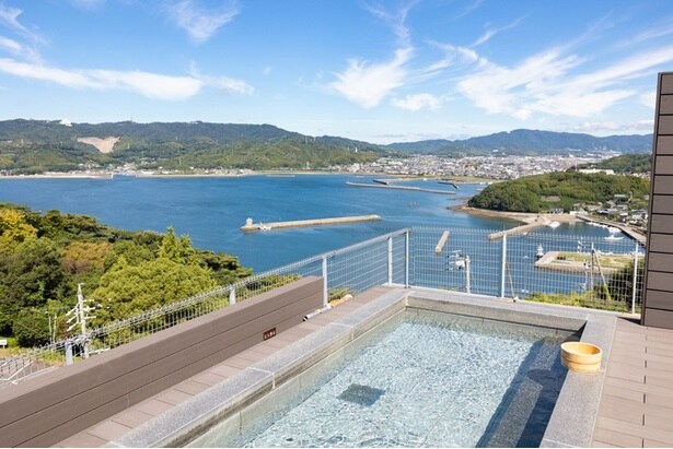 「天空露天風呂 天音の湯」(男湯)。男湯からは漁港などが見える