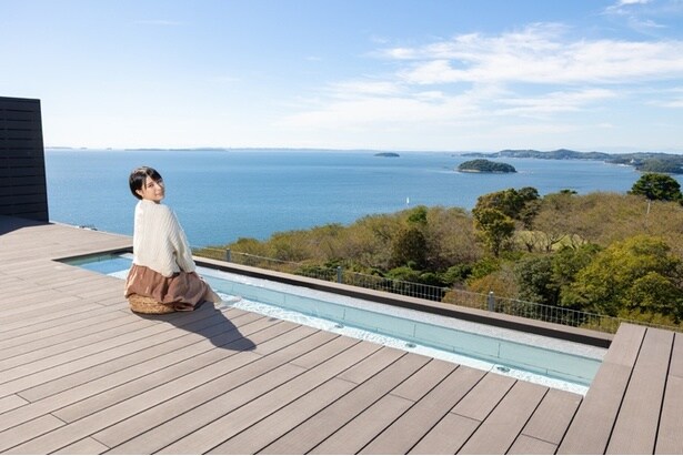 屋上の足湯。露天風呂同様に景色は抜群だ