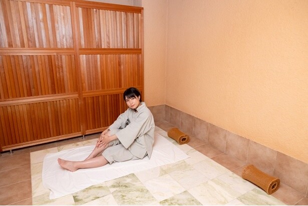 温度と湿度が低めでゆったりできる「貸切岩盤浴」。天然石の表面温度を40℃程度、湿度を45％程度と低めに保ち、体への負担を減らした本来の岩盤入浴法を採用