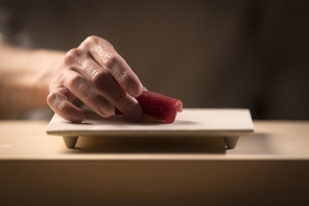 館内着でくつろぎながら、日本料理の研さんを積んだ料理長の極上の握りと酒肴を堪能