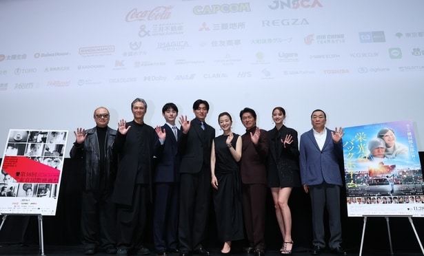 第38回東京国際映画祭での舞台挨拶。左から秋山純監督、加藤雅也さん、前田拳太郎さん、松谷鷹也さん、鈴木京香さん、高橋克典さん、山崎紘菜さん、見城徹さん