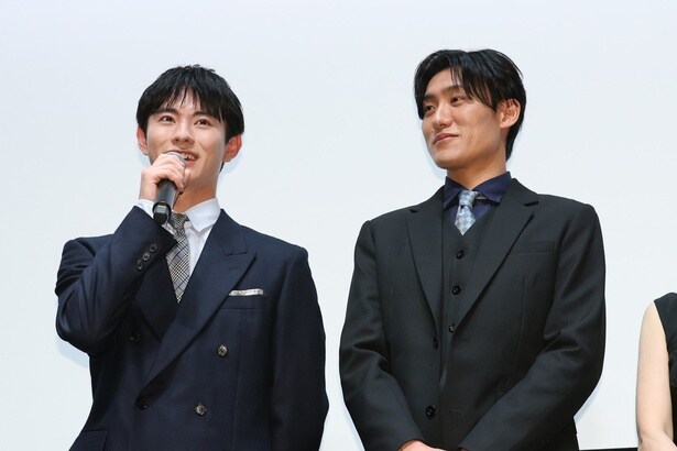 先輩・北條史也役の前田拳太郎さん(写真左)と松谷鷹也さん(同右)。野球経験のなかった前田さんを松谷さんが二人三脚で支えた