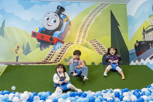 トーマスたちのいる架空の島“ソドー島”の街並みを再現した屋内型テーマパーク