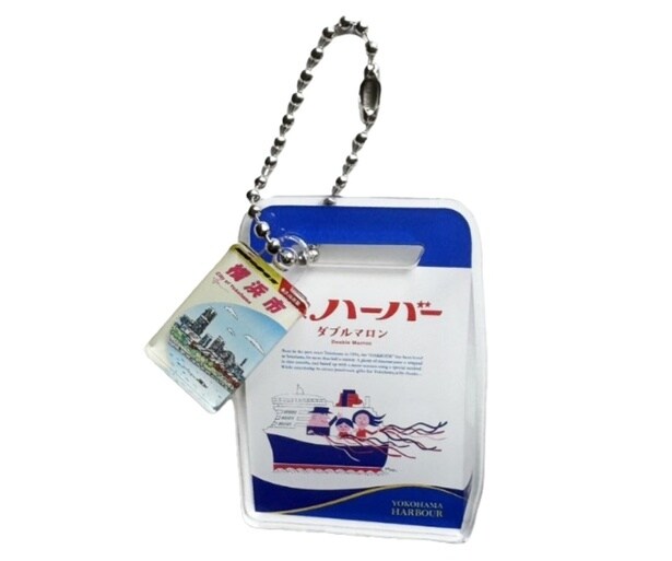 【画像】横浜の銘菓「ありあけハーバー」と「地球の歩き方 横浜市」のミニチャームがセットになっている