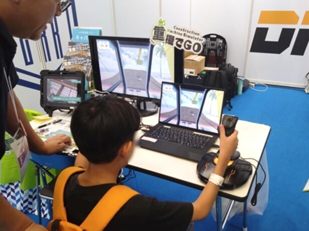 本物さながらの操作感で人気の重機シミュレータ「重機でGO！」。ジョイスティックを使ってスコアアタックに挑戦