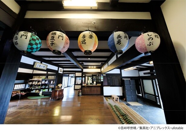 キャラクターの名前が書かれた提灯も。写真は日本庭園のある数寄屋造りの宿「皆生風雅(かいけふうが)」