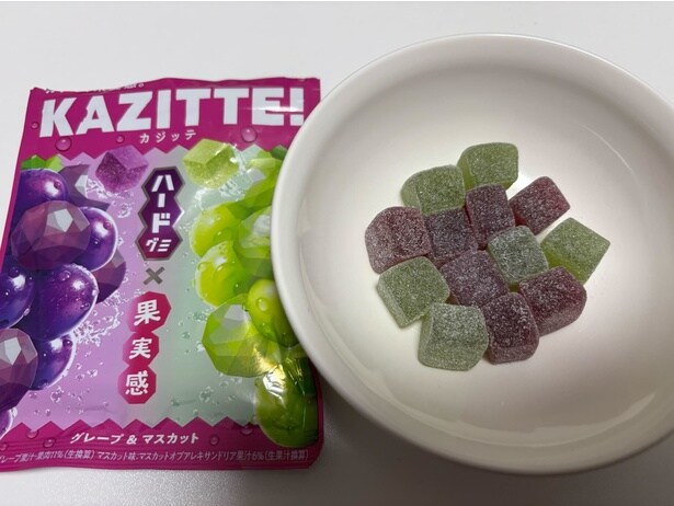 「KAZITTE！グレープ＆マスカット」(オープン価格/想定小売価格237円前後)。グレープに果汁・果肉が11％、マスカットには果汁が6%が含まれている
