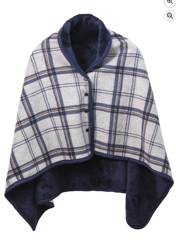 巻いて、掛けて、持ち歩いて。スナップ付きで使い方自由自在【クモリ】の毛布がAmazonに登場中‼