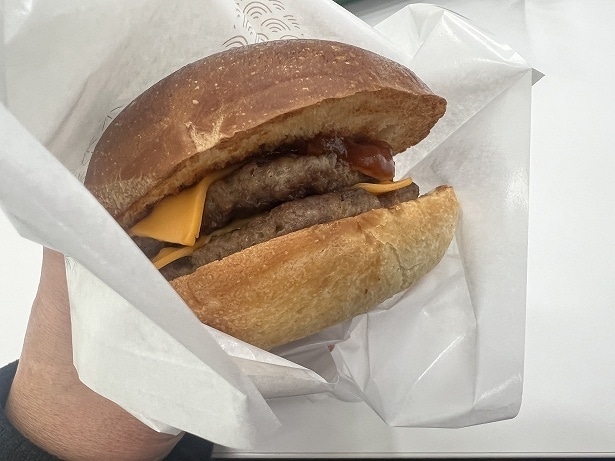 パティ、チーズ、ソースというシンプルな組み合わせで肉の味がガツンとくる！