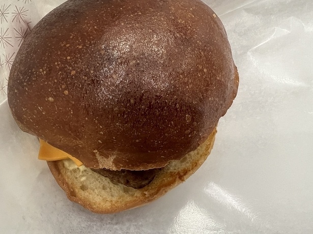 専用のバンズは香ばしく、パティの旨味を楽しめる