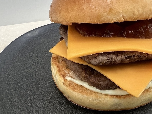 チェダーチーズがベースのスライスチーズがコクをプラス