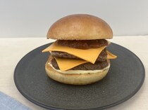 黒毛和牛の旨味全開！モスバーガーから「モスの匠味 黒毛和牛のダブルチーズバーガー」が数量限定で登場！