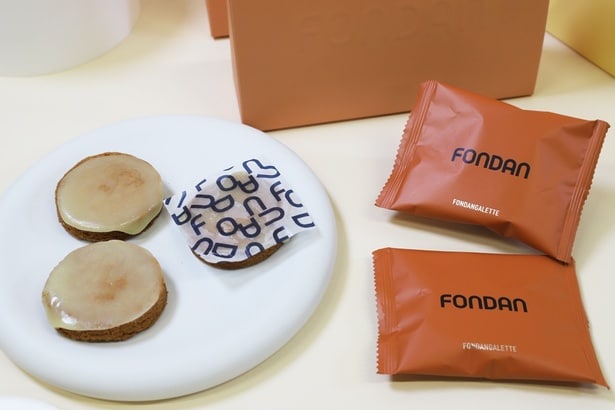 香ばしいガレットに、自家製生バターが豊かに香るフォンダンを合わせた「フォンダンガレット」(4個入1458円)