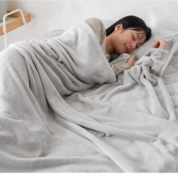 ぬくもり、なめらか、ずっと続く。高密度ミルキータッチで朝まで快適【アイリスプラザ】の毛布がAmazonに登場中‼