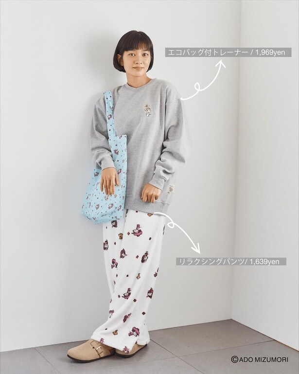 トレーナーセットにフリースパンツを合わせた大人のリラックススタイル。セットアップで着ても、単品使いでも