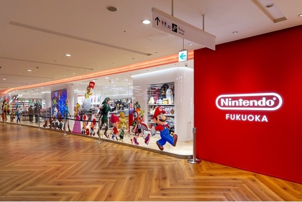 店舗前のガラス面に描かれた任天堂のキャラクターたちが出迎えてくれる