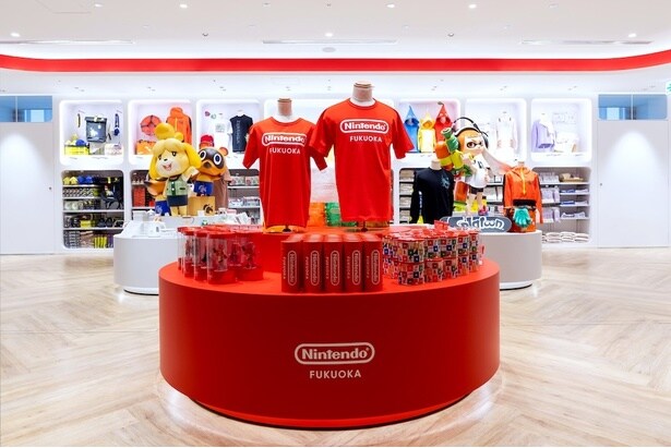 【写真】入り口入ってすぐの売り場に並べられている「Nintendo FUKUOKA」限定グッズ