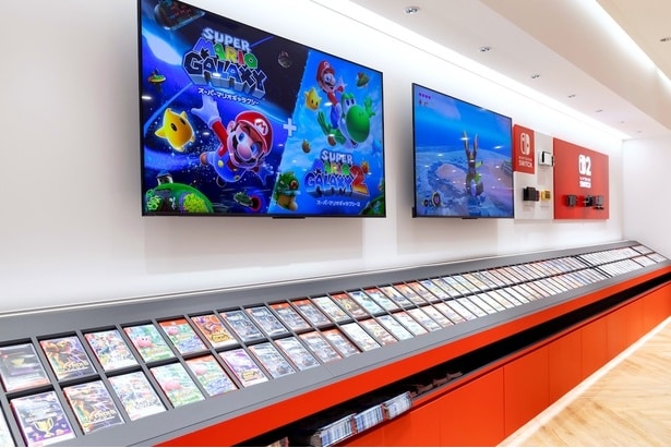 ずらっと並べられたNintendo Switch、Nintendo Switch 2のソフト