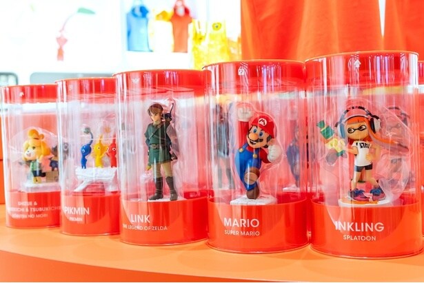 さまざまなキャラクターのスタチュー