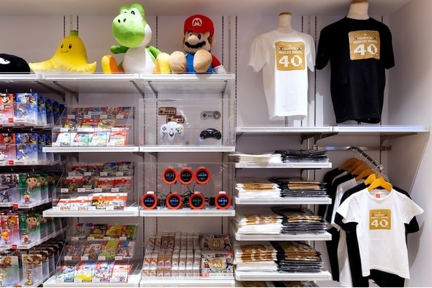 レトロ感あふれるNintendo Switch用のコントローラーや「スーパーマリオブラザーズ40周年」 特別デザインTシャツなど
