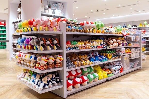 大中小、さまざまな大きさのぬいぐるみが並ぶ