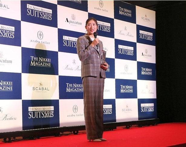 池江さんは、チェックのパンツスーツを着こなして登場