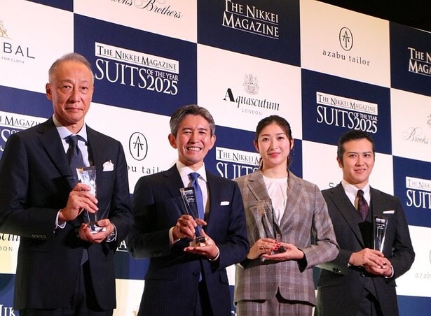 (写真左から)東宝の松岡宏泰社長、獺祭の桜井一宏社長、池江璃花子さん、尾上松也さん