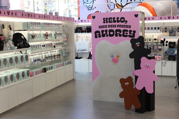 LINE FRIENDS SQUARE SHIBUYA 1階に設置された「MNH」ポップアップコーナー