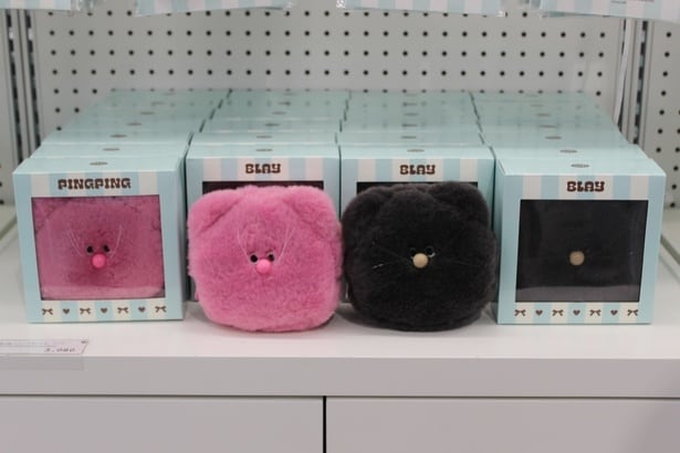 MNH フェイスポーチキーリング(25/FW) PINGPING(左)、MNH フェイスポーチキーリング(25/FW) BLAY(右)(3080円)