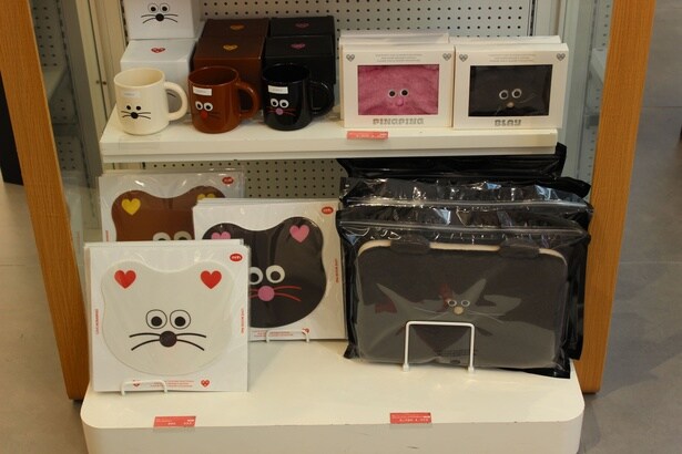 マグカップやパソコンケースなど、普段使いできるグッズがそろう