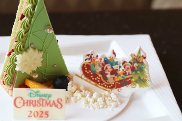 ソリ遊びを楽しむミッキーマウスたちの前には、雪に見立てたホワイトチョコレートパウダーが