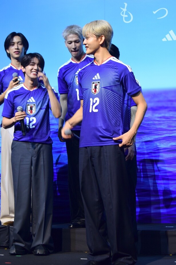 カンフーシューズを披露する田島将吾さん