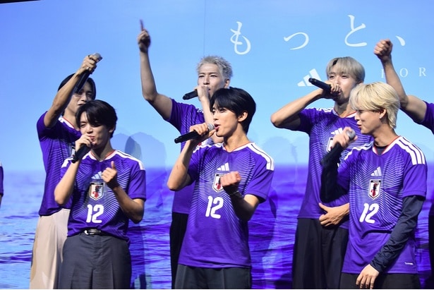 【写真を見る】池﨑理人さんの掛け声で盛り上がる「JI BLUE」メンバーたち