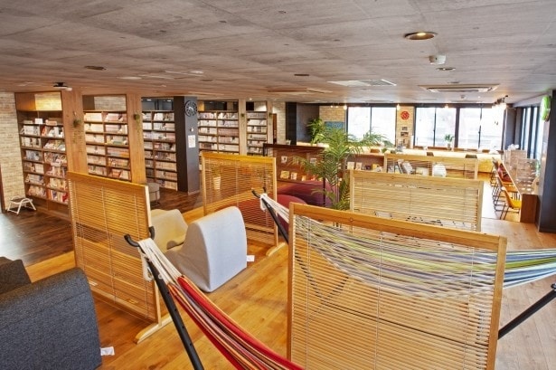 6000冊の漫画と最新雑誌や文庫本を取りそろえたリラクゼーション室