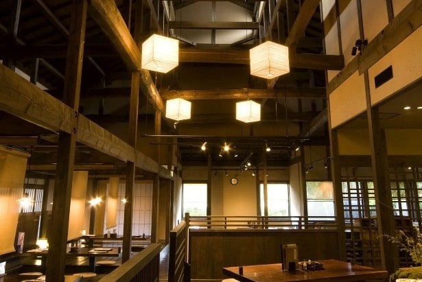 梁の見える高い天井がすてきな食事処「棗」