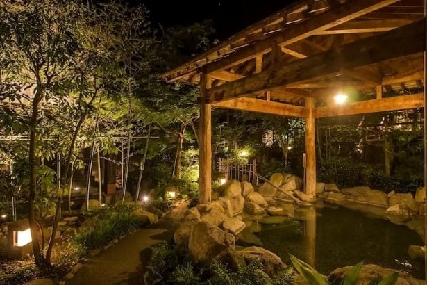 山の斜面に露天風呂が点在する