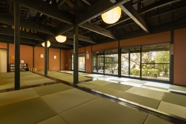 無料で利用ができる休憩所「休処桟敷」。西桟敷と東桟敷の2つがある