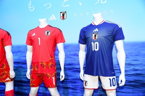 「サッカー日本代表2026 ホーム ユニフォーム」(右)と「ゴールキーパー ユニフォーム」(左)